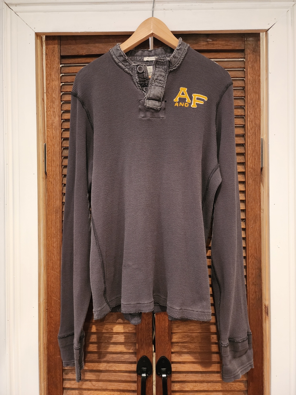Y2K Abercrombie & Fitch Men's Grey Waffle Knit Top with Yellow Logo  Size XXL